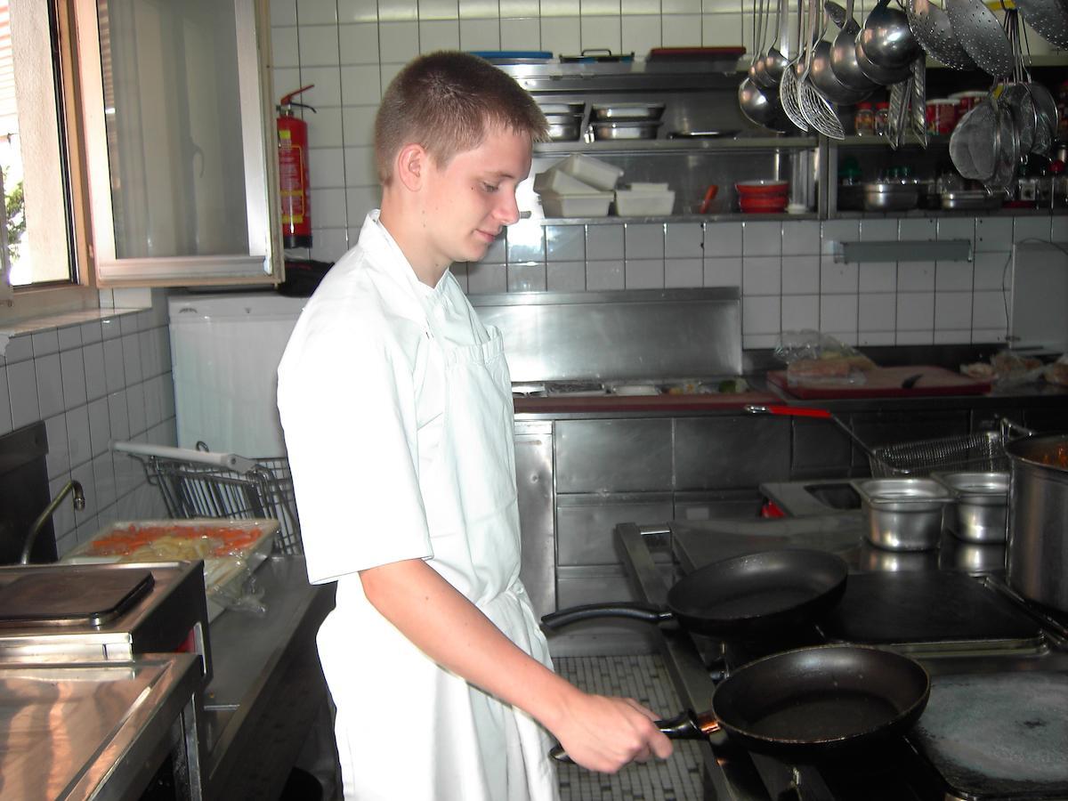 Hotel Restaurant Klosterli Pieterlen Exteriör bild